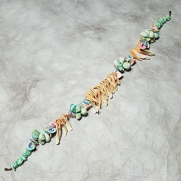 Festive Shell Necklace - Picture 5 of 6